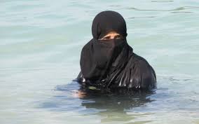 Muslimka v plavkach
